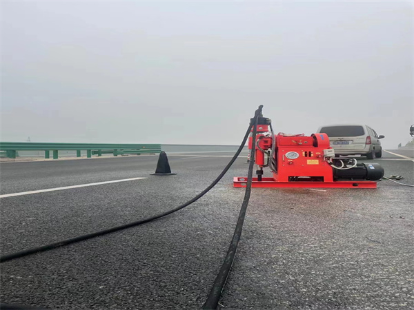 鲁甸马路路基路面开裂下沉注浆加固灌浆